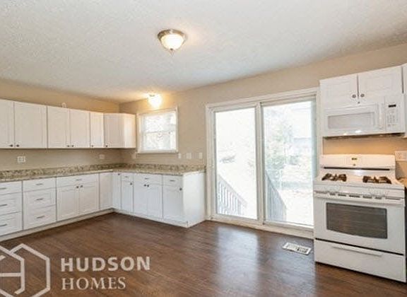 2nd image of 1560 Center St