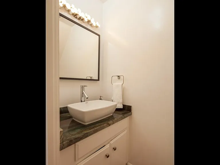 Downstairs 1/2 bathroom