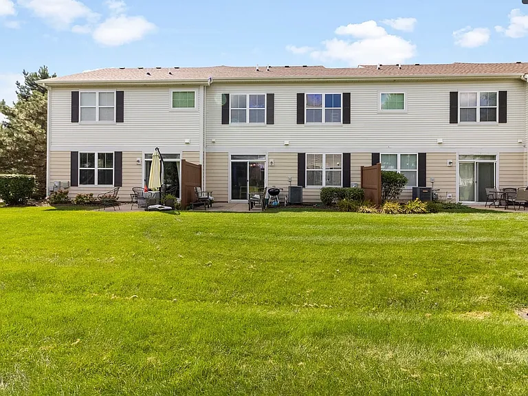 433 Acushnet St — Photo 23