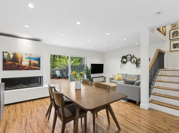 4715 Hoskins Rd, North Vancouver, BC V7K 2R3