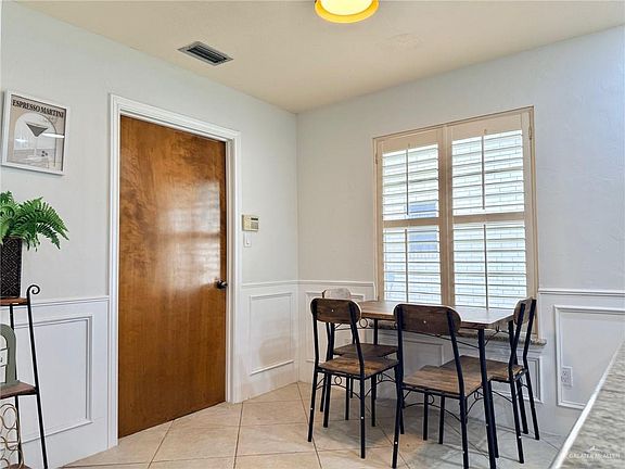 5th image of 131 E Hibiscus Ave