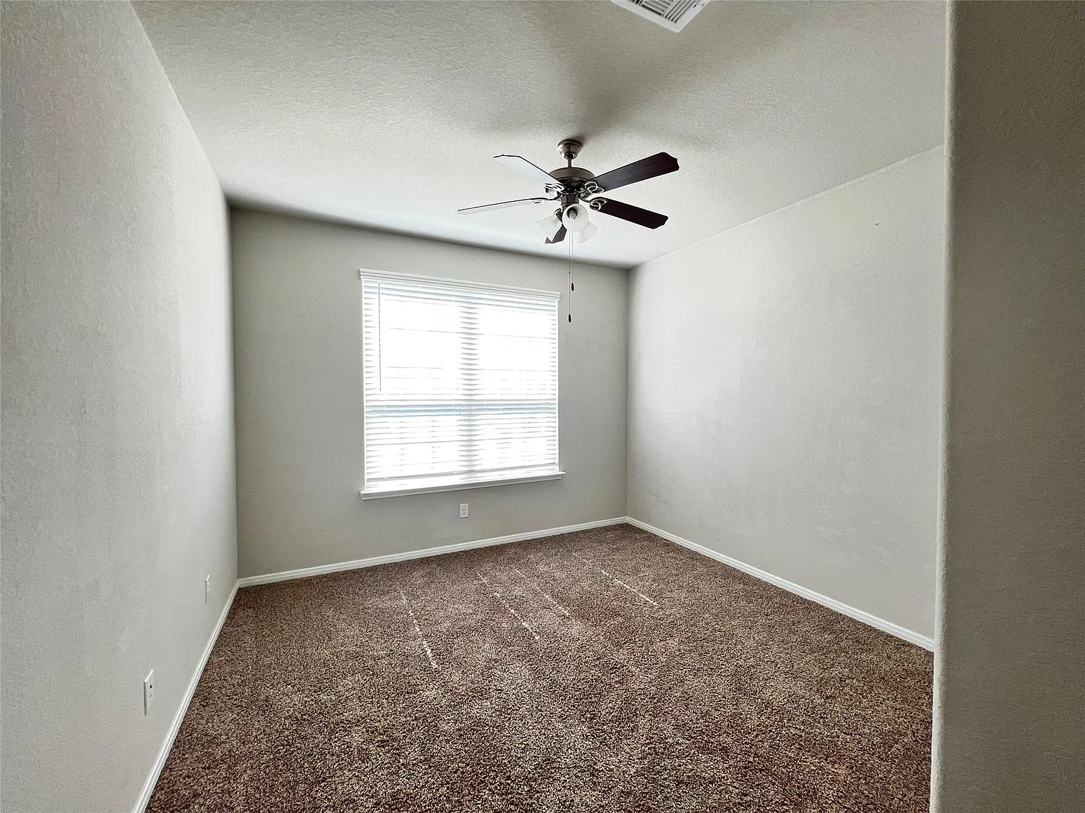 4 bed, 3.0 bath, 2615 sqft, $2,600 — Photo 4