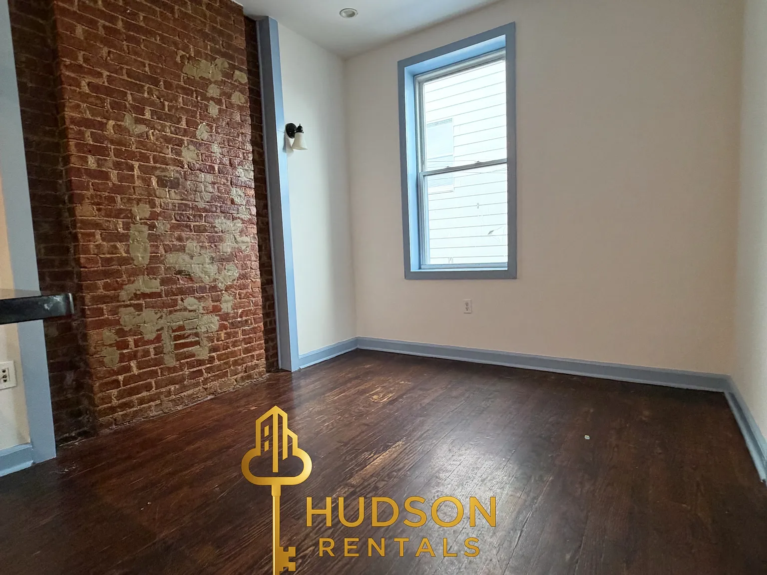 3 bed, 1000 sqft, $2,000 — Photo 2