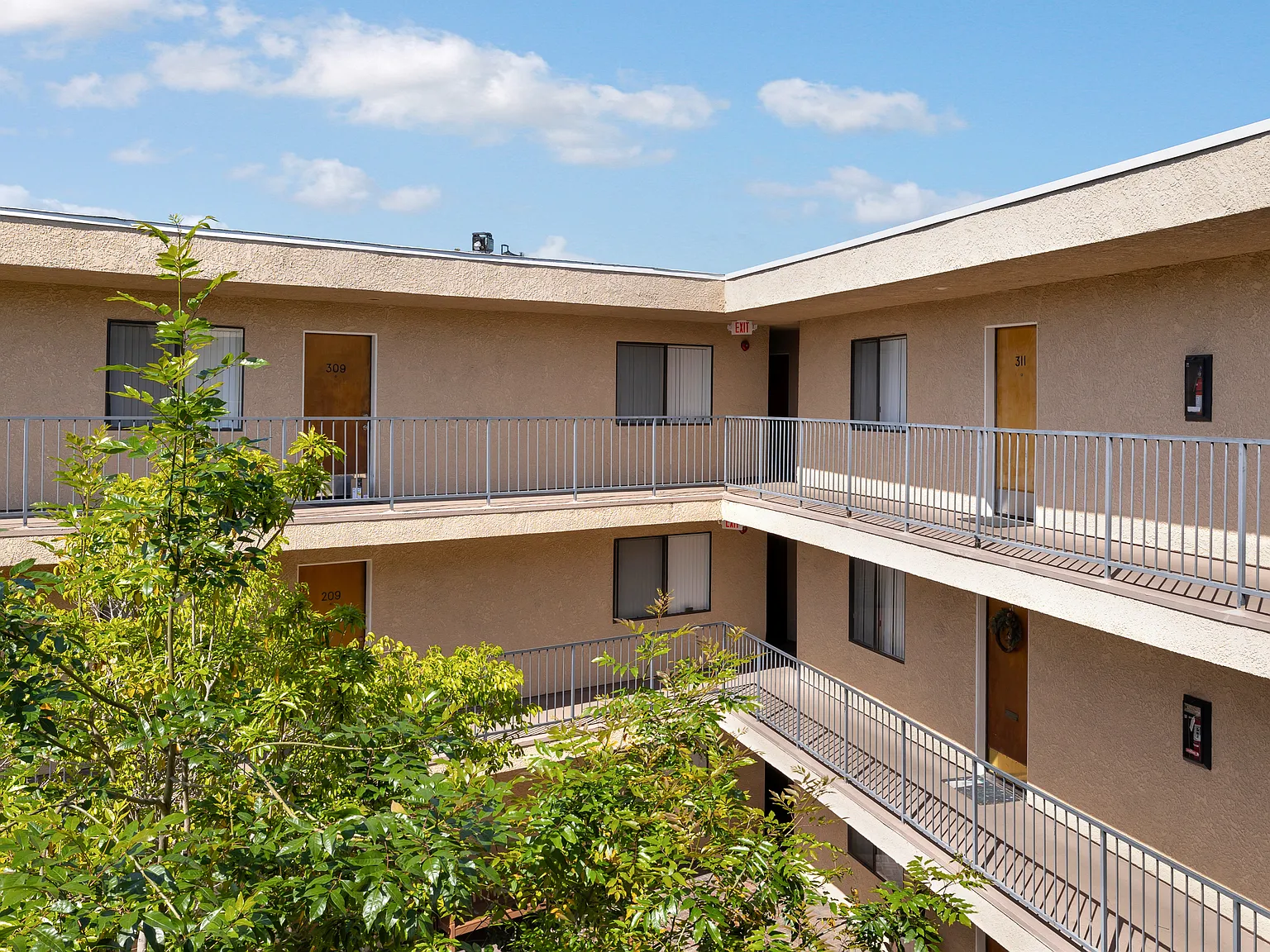 Corinth Avenue Apartments — Photo 4