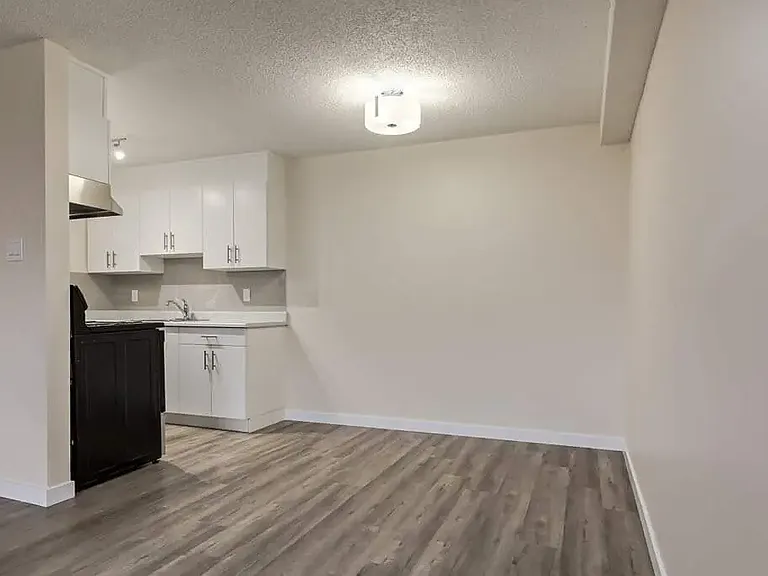 89 Collins Cres SE #201 — Photo 9