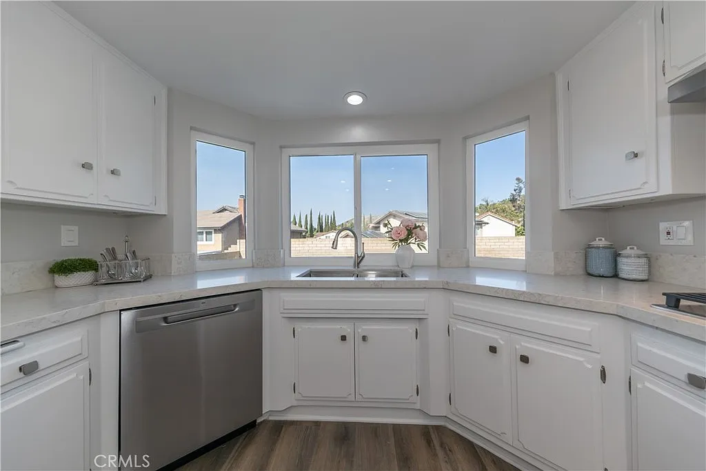 3 bed, 1945 sqft, $4,950 — Photo 2