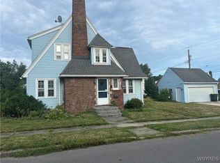 4 Longcroft Dr, Lockport, NY 14094