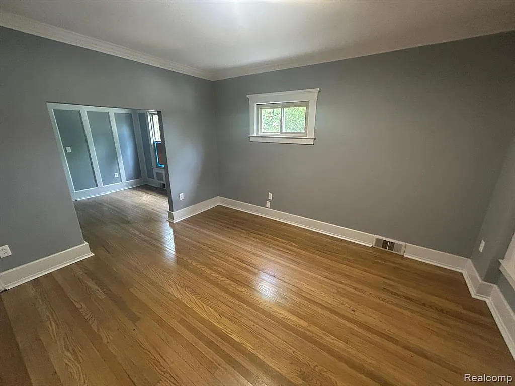 2 bed, 1.0 bath, 900 sqft, $1,300 — Photo 2