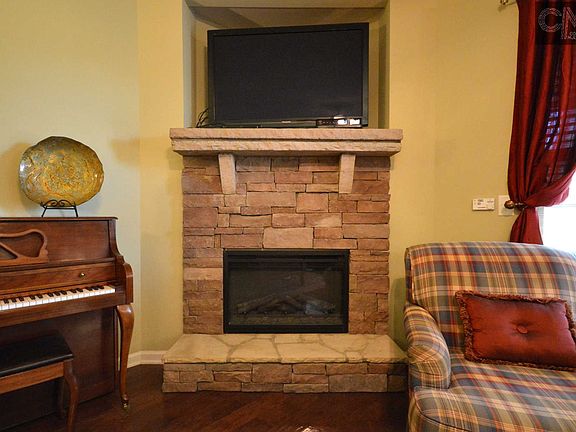 5th image of 527 Moulton Way