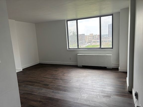 5th image of 600 E 8th St APT 6R