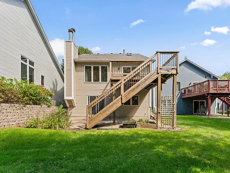 15465 Sussex Dr — Photo 2