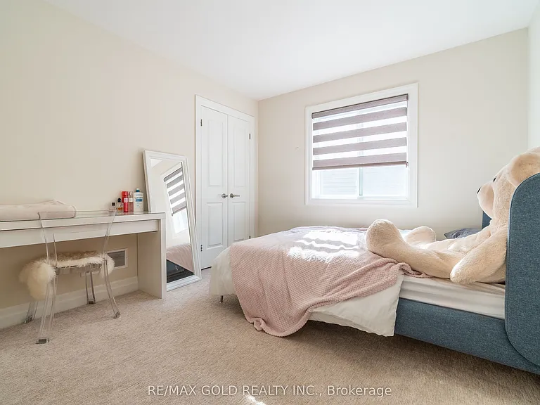 2591 Sheffield Blvd — Photo 32