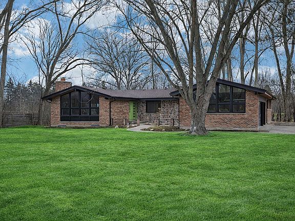 3rd image of 2580 Crestwood Ln