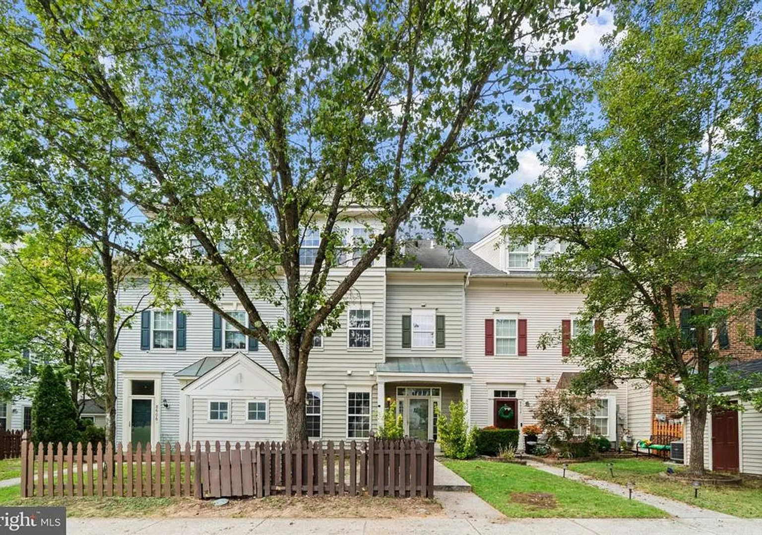 Experience the best of neighborhood living in this beautifully renovated 3bd 2.5bth home — Photo 2