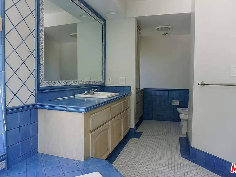 221 N Bowling Green Way — Photo 11