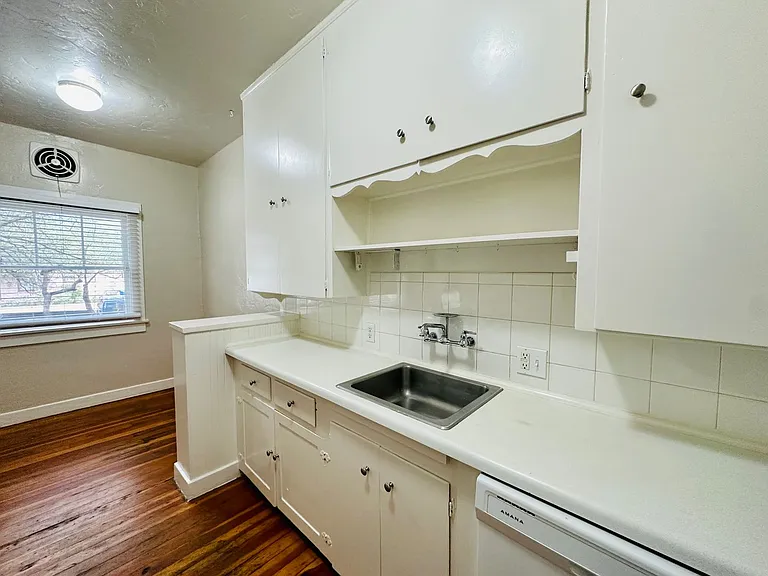 Don Martin Historic Apartments! — Photo 33