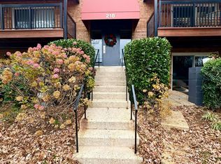 218 Locust St SE APT 143, Vienna, VA 22180