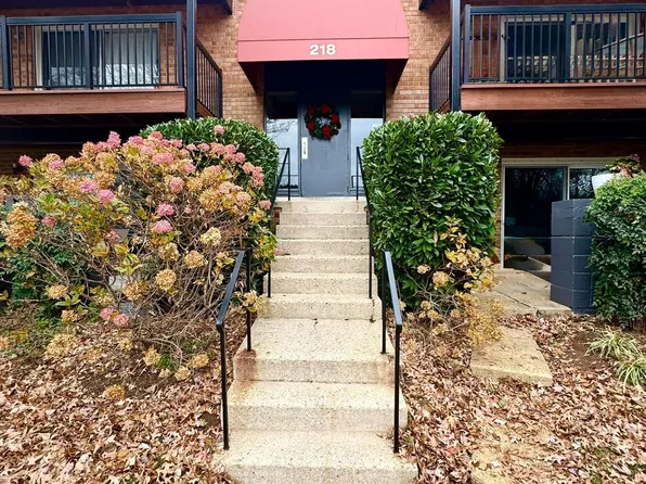 218 Locust St SE APT 143, Vienna, VA 22180