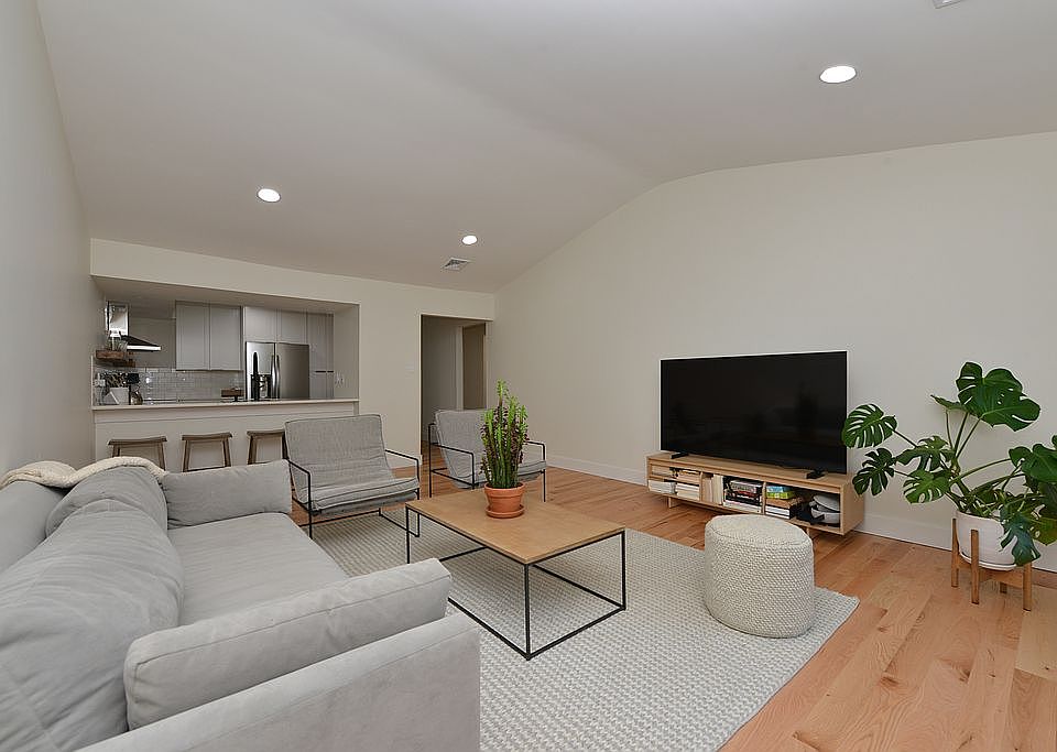 1st image of 6 Pinewood Dr