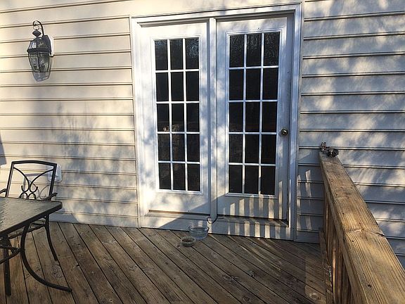 Rear deck/level private Fenced 