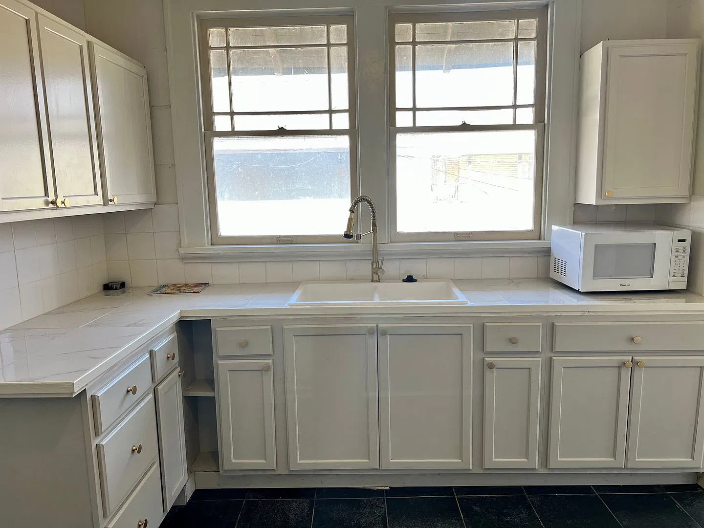 Spacious Three Bedroom Two Bath in Central High Historic District — Photo 3