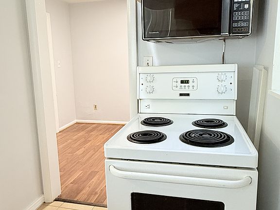 5th image of 1590 Ouellette Ave Unit 102