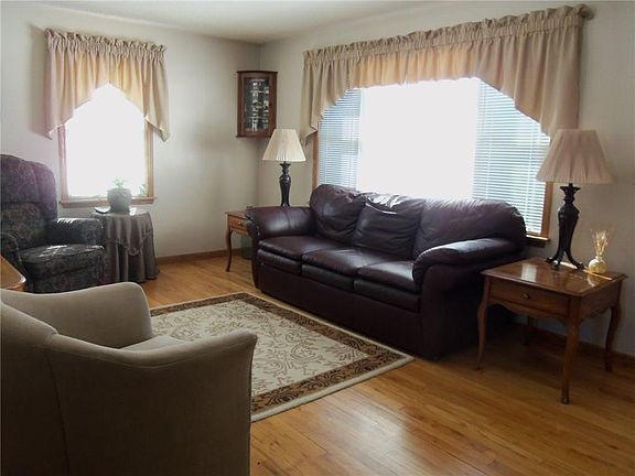 3rd image of 4 Pettit Pl