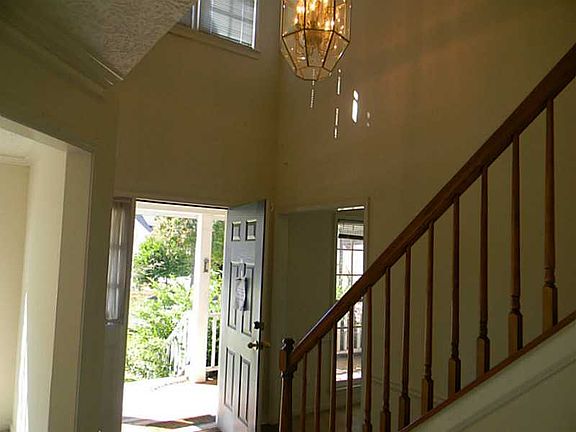 5th image of 2335 Stratford Ln