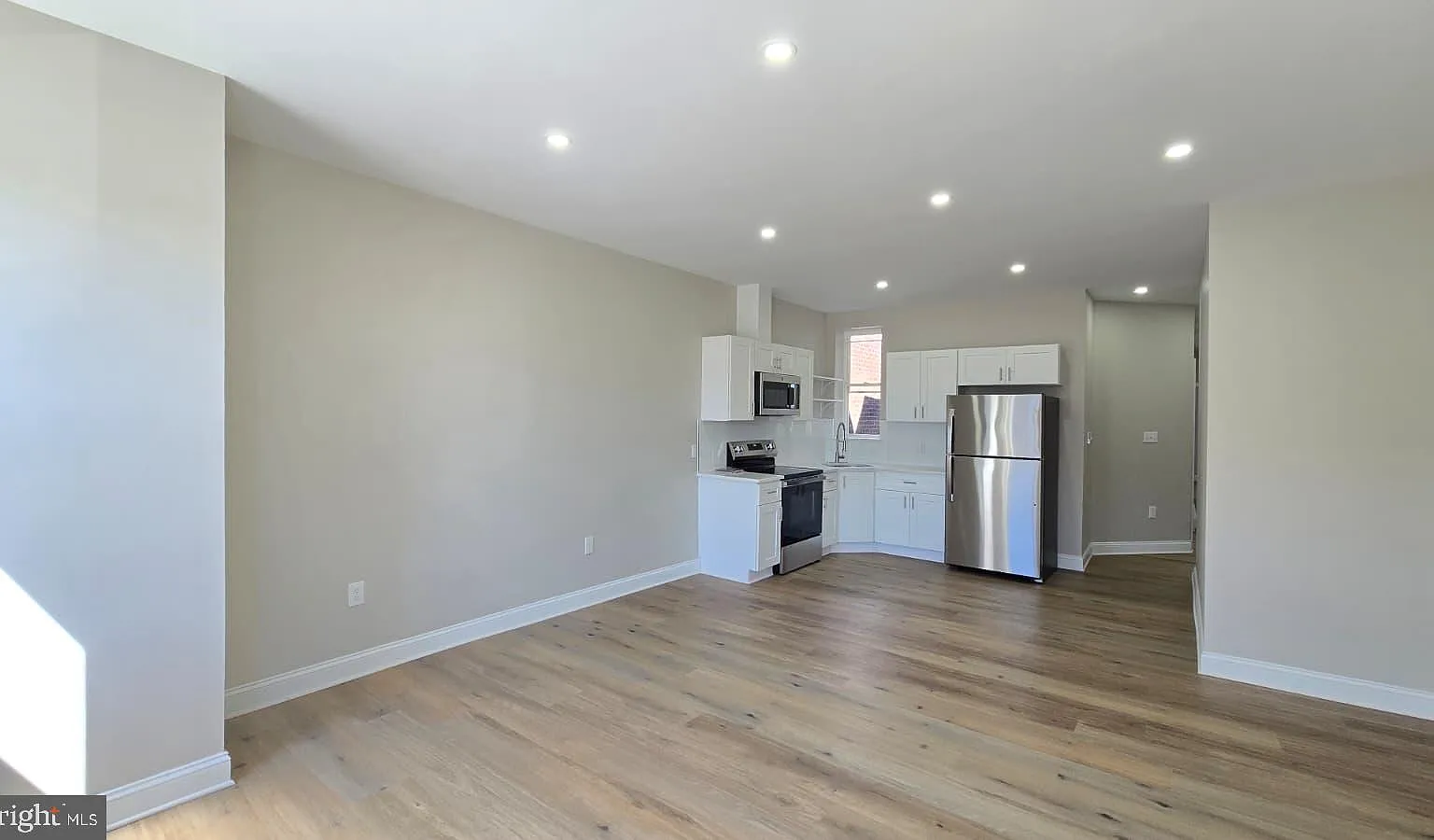 2 bed, 1.0 bath, 1830 sqft, $1,300 — Photo 3