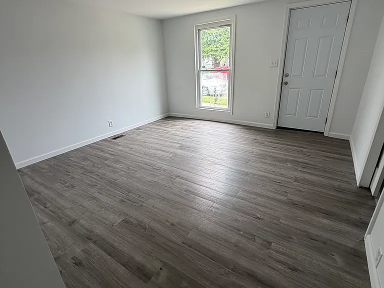 1435 Parkamo Ave — Photo 2