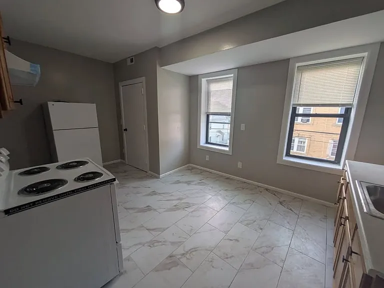 1079 Kossuth St #2 — Photo 7