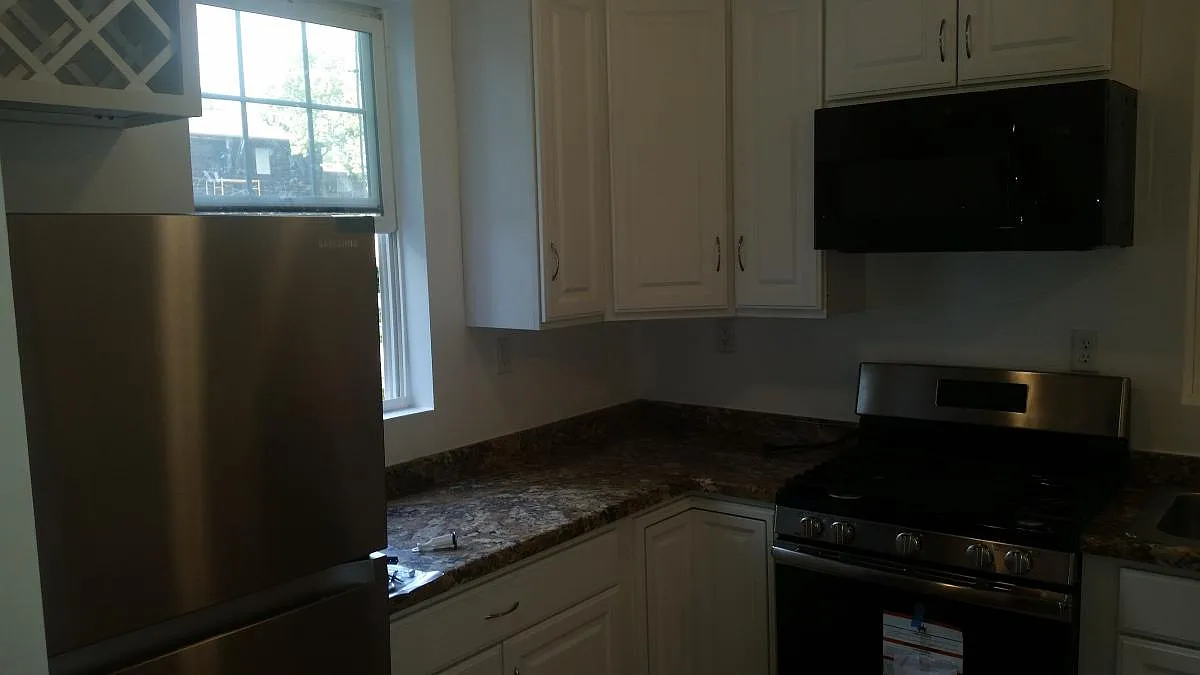 6 bed, 2900 sqft, $3,204 — Photo 2