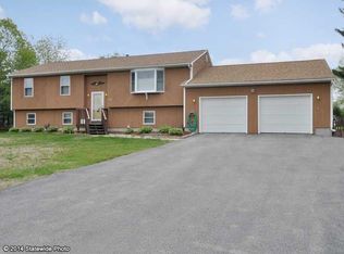 55 Cranberry Dr, Scituate, RI 02831