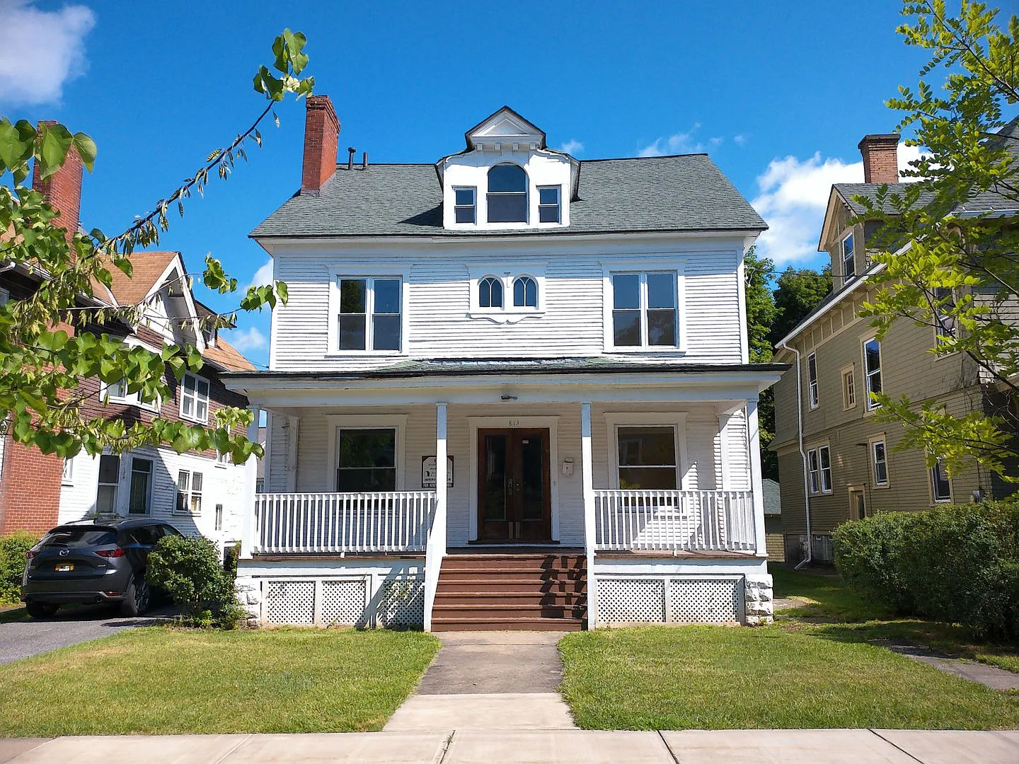 813 Euclid Avenue - Gorgeous Single Family Home with Garage and Off Street Parking Available 8/1/27 — Photo 2
