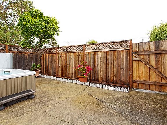 4th image of 2261 Chanticleer Ave #2261