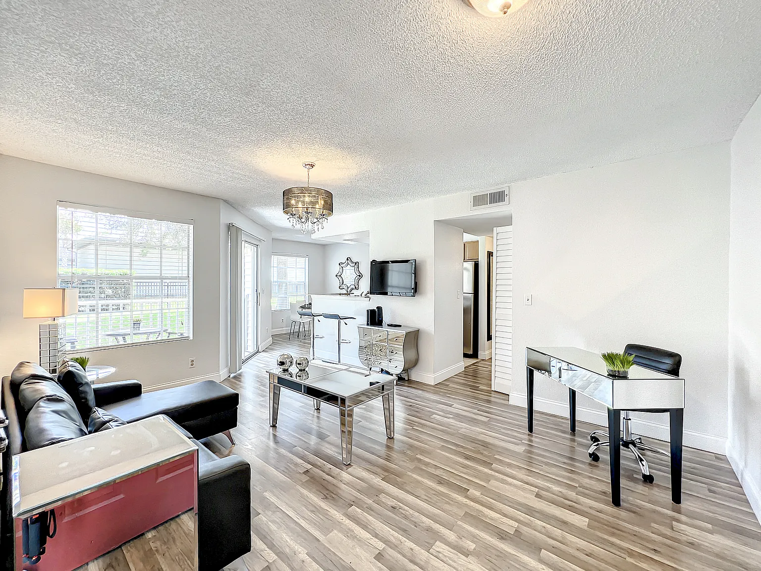 1 bed, 800 sqft, $2,400 — Photo 2