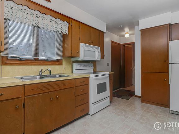 2nd image of 950 College Ave