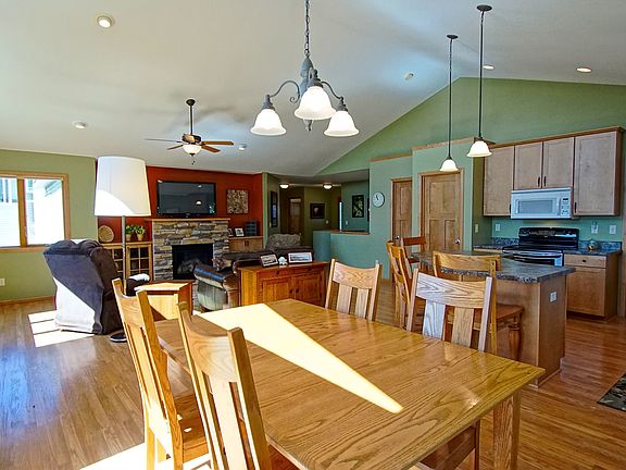 3rd image of 411 Steamboat Dr