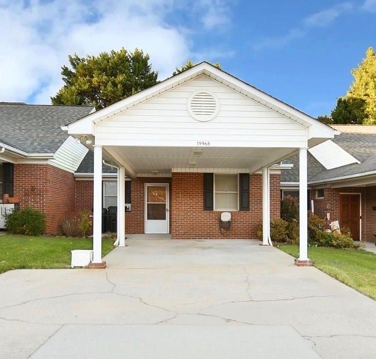 1st image of 19968 Oak Leaf Cres