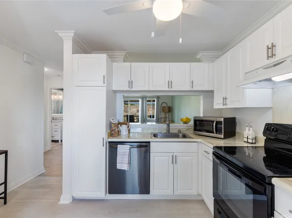 94-620 Lumiaina St #L202, Waipahu, HI 96797