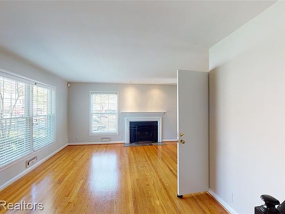 5th image of 715 N Old Woodward Ave #1