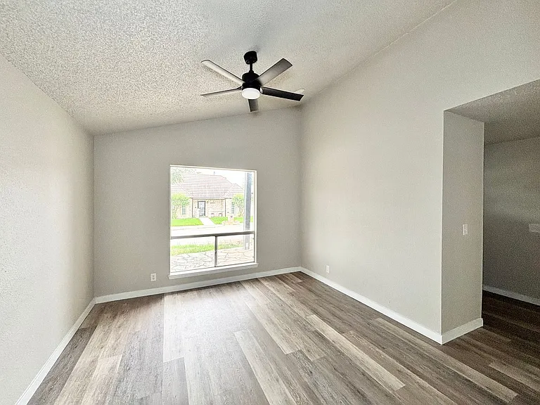 5202 Metcalf — Photo 14