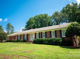 1401 Brentwood Dr, Newton, NC 28658