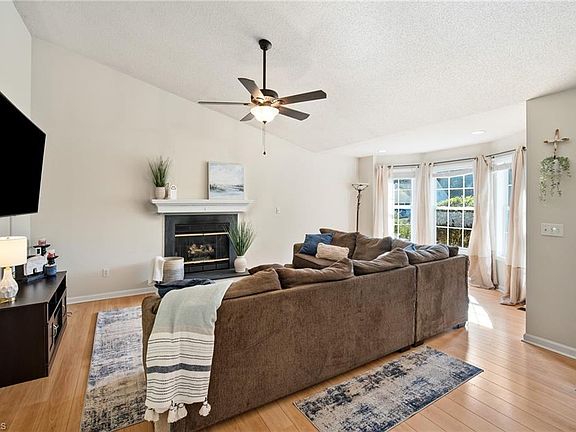 3rd image of 160 Crossfield Ct