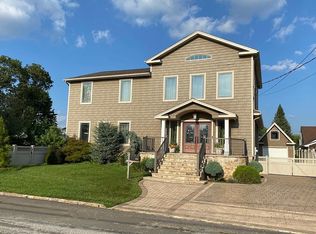 432 Walnut St, Lindenhurst, NY 11757