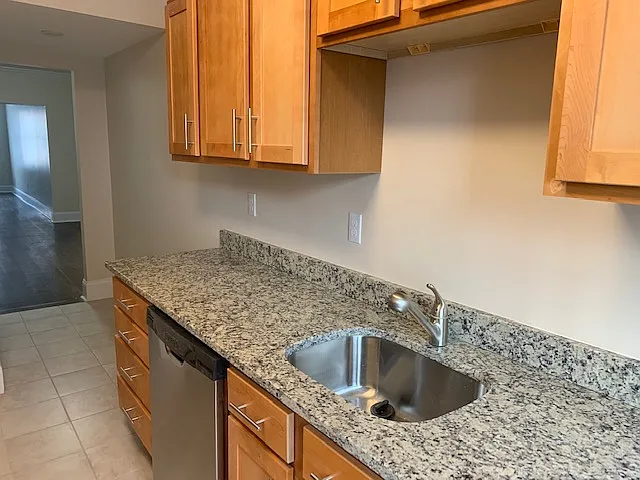 3 bed, 1372 sqft, $4,975 — Photo 4