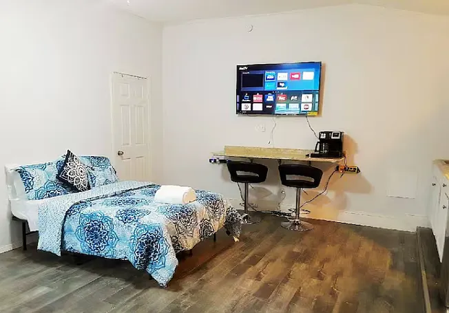 739 Greenhaven Dr — Photo 2
