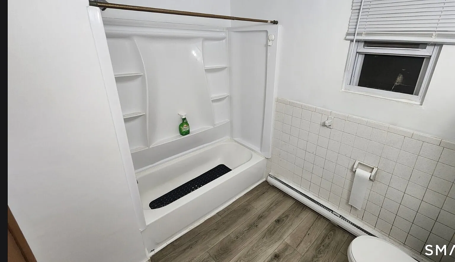 1 bed, 1.0 bath, 4770 sqft, $1,300 — Photo 3