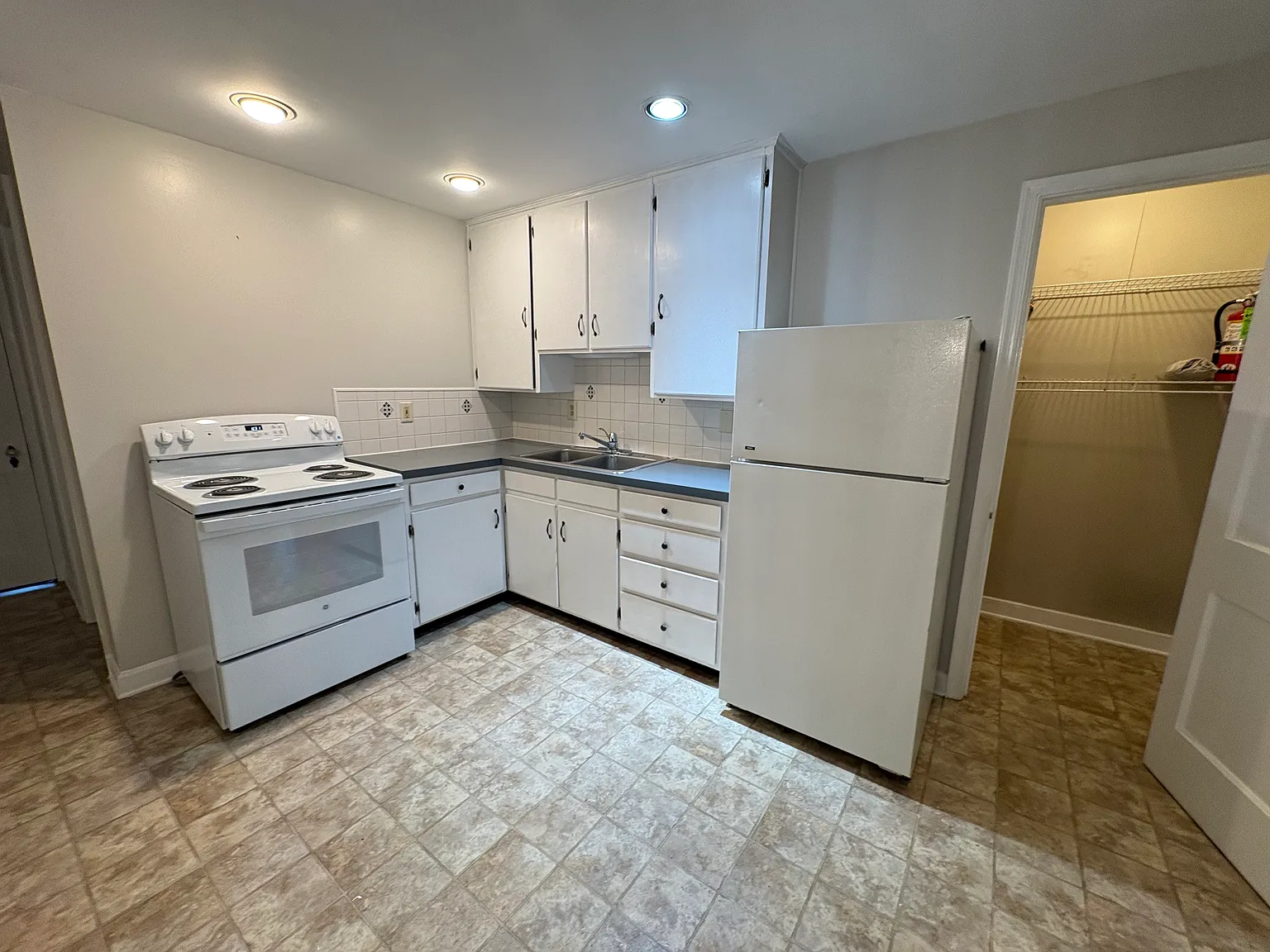 1 bed, 700 sqft, $940 — Photo 2