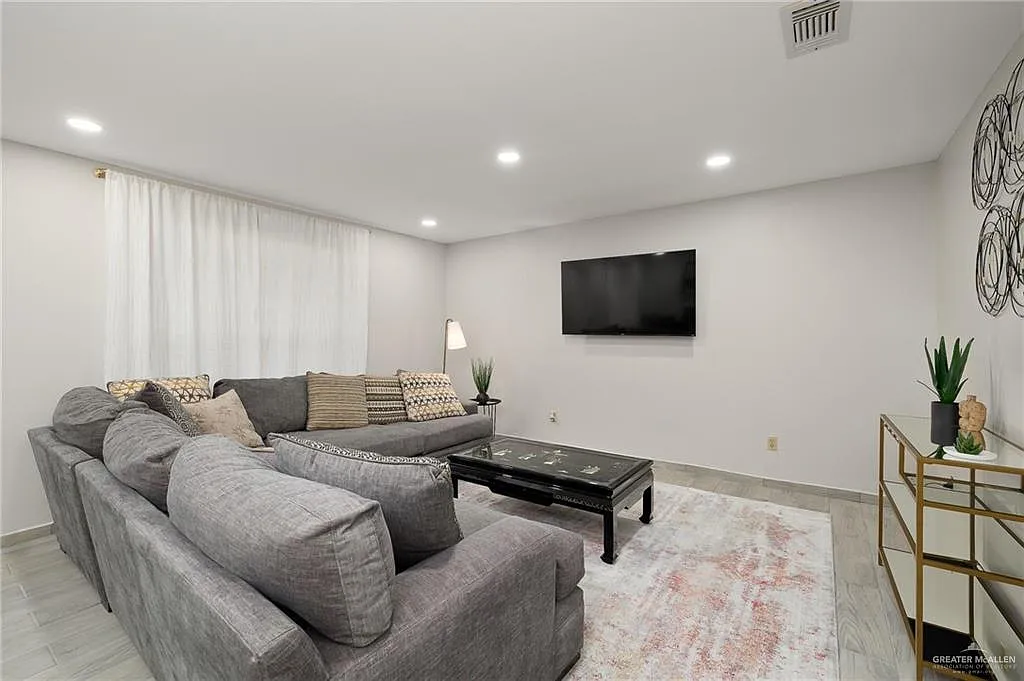 3 bed, 2.0 bath, 1661 sqft, $1,800 — Photo 4